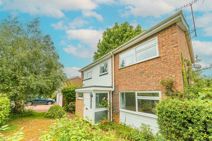 4 Bedroom Detached House To Rent In Wildcroft Drive, Wokingham, RG40