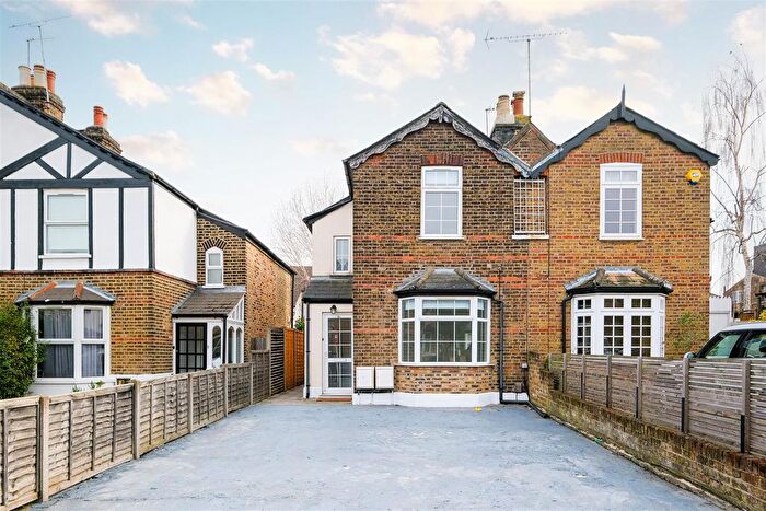 1 Bedroom Flat To Rent In Halstead Road, Wanstead, E11