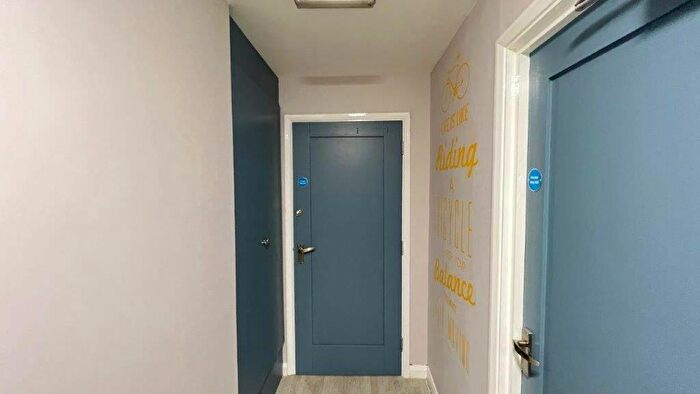 3 Bedroom Flat To Rent In College Court, College Road - Ref, CT1