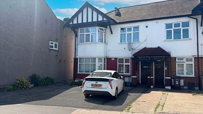 3 Bedroom Maisonette For Sale In Beehive Lane, Ilford, IG4