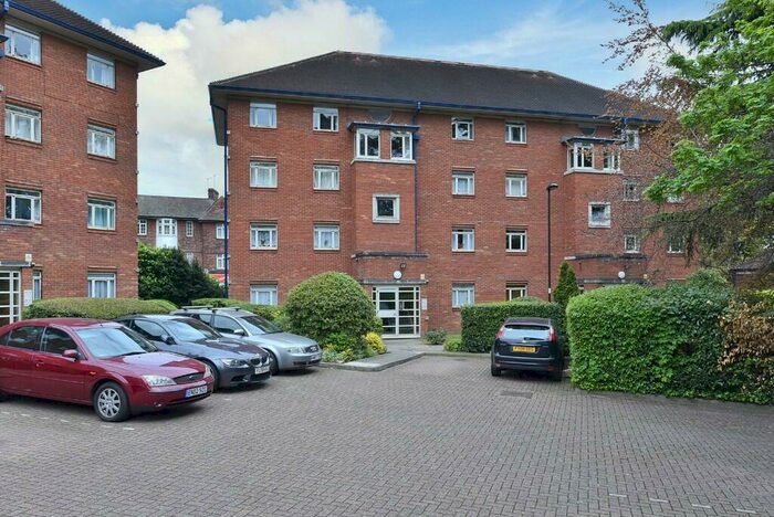 1 Bedroom Apartment To Rent In Bourneside Crescent, Southgate, N14