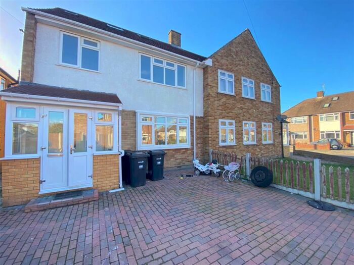 5 Bedroom Detached House To Rent In Dunmow Close, Romford RM6