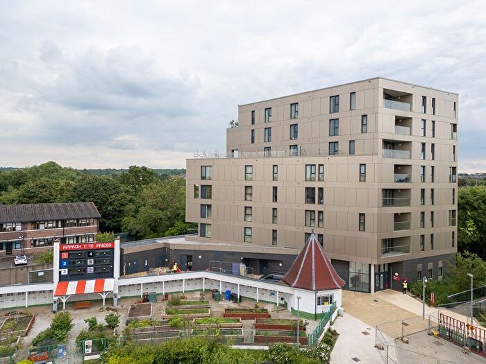 2 Bedroom Flat To Rent In Lingfield Apartments, Parade Gardens, Chingford, E4