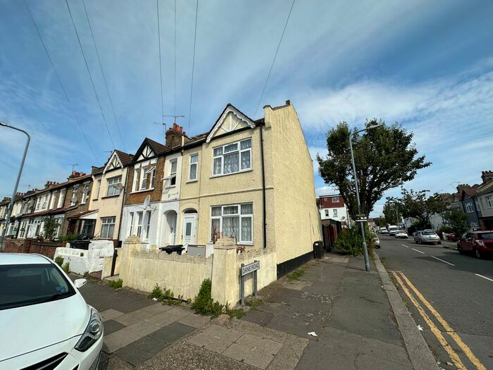 2 Bedroom End Of Terrace House To Rent In Roman Road, Ilford, IG1
