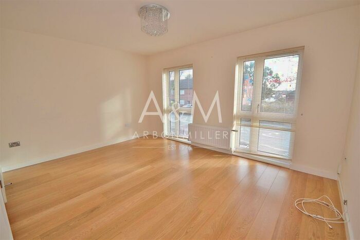 4 Bedroom Town House To Rent In Reservoir Way, Hainault, IG6