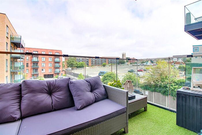 1 Bedroom Flat For Sale In Fairfax Drive, Westcliff-On-Sea, SS0