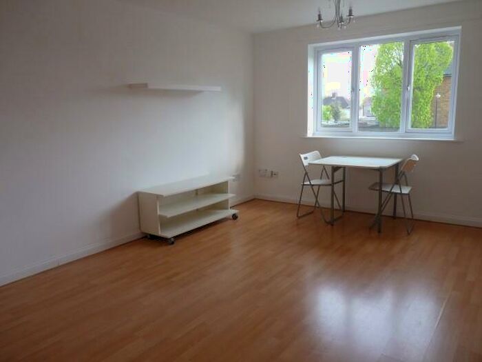 Flat To Rent In Linwood Crescent, Enfield, Middlesex, EN1