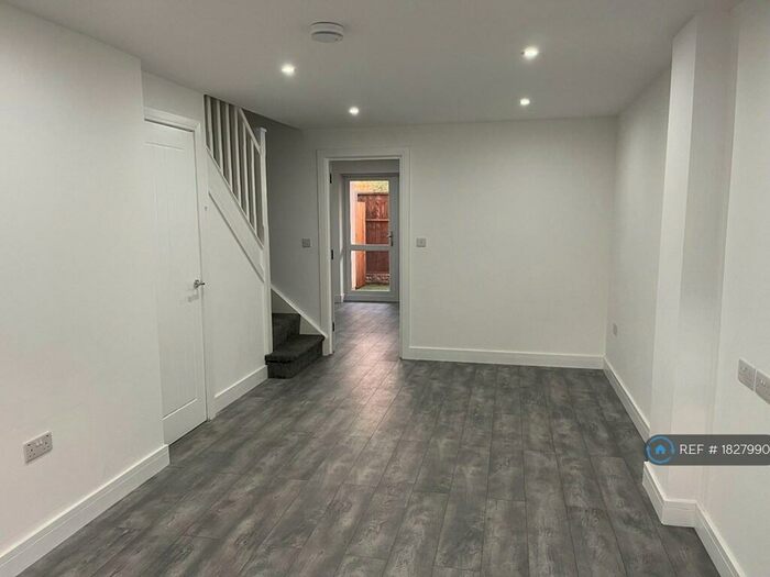 2 Bedroom End Of Terrace House To Rent In Bridge Court, Oldbury, B69