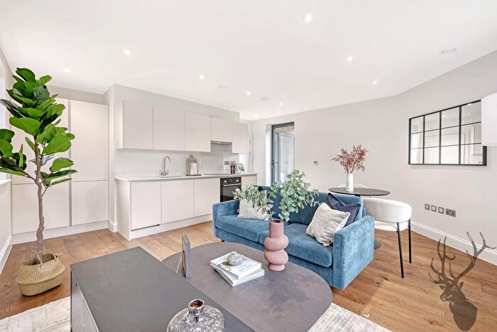 2 Bedroom Flat To Rent In Aldbourne Road, Shepherd's Bush, W12
