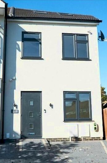 4 Bedroom Semi-Detached House To Rent In Westernville Gardens, Ilford, IG2