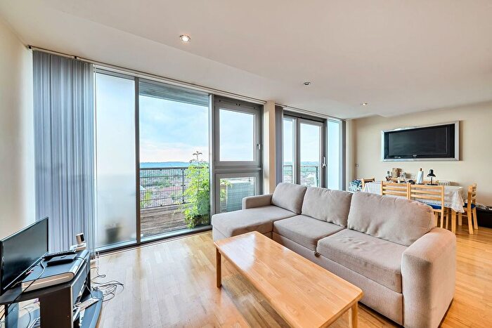 2 Bedroom Flat For Sale In Kingsway, Finchley, London, N12