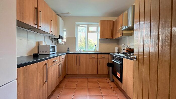 3 Bedroom Flat To Rent In Ricards Road, London, SW19