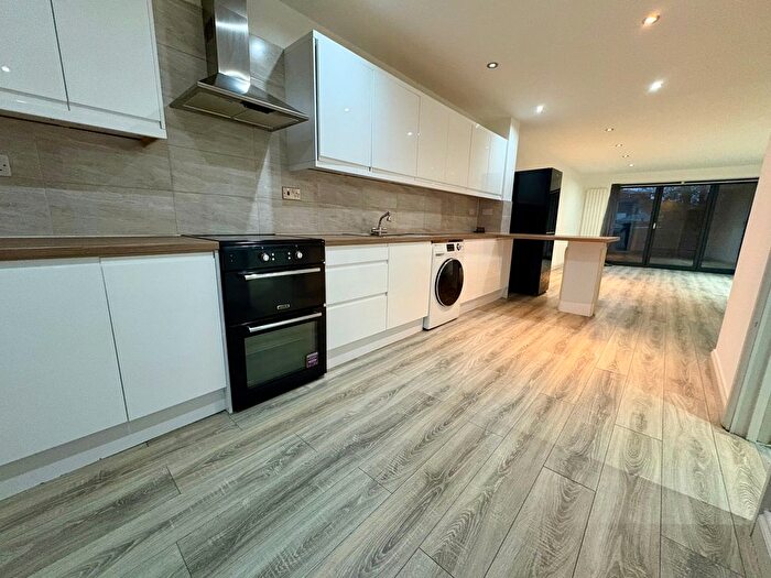 2 Bedroom Flat To Rent In Whitehorse Lane, London, SE25