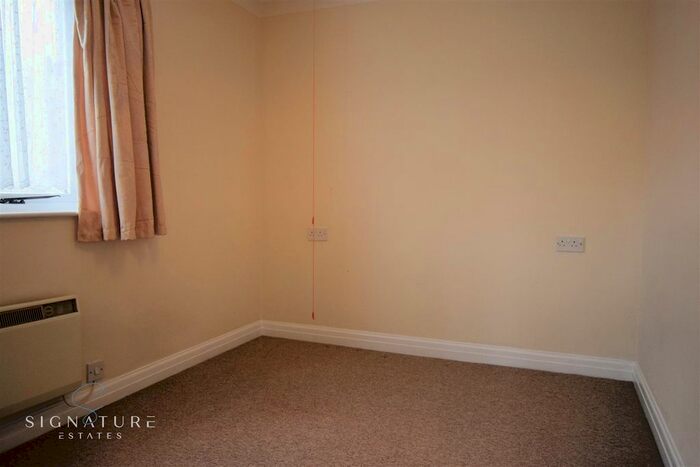 2 Bedroom Flat For Sale In Cotterells Hill, Hemel Hempstead, HP1