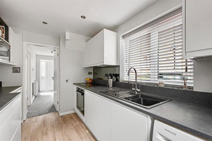 3 Bedroom Semi-Detached House For Sale In Woodview Close, Wingerworth, Chesterfield, S42
