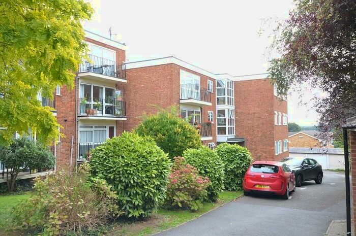 2 Bedroom Flat To Rent In Green Lane, Chessington, Surrey, KT9