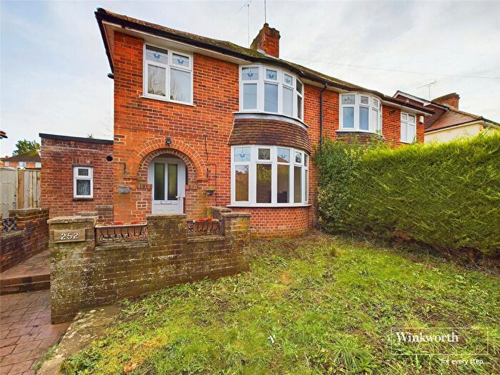 3 Bedroom Semi-Detached House To Rent In Kentwood Hill, Tilehurst, Reading, Berkshire, RG31