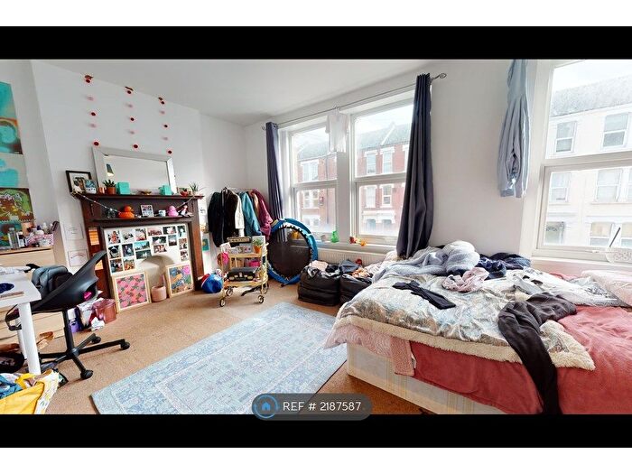 5 Bedroom Flat To Rent In Southwell Road, London, SE5