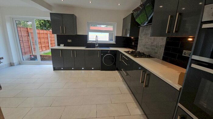 4 Bedroom Semi-Detached House To Rent In School Lane, Manchester, M20