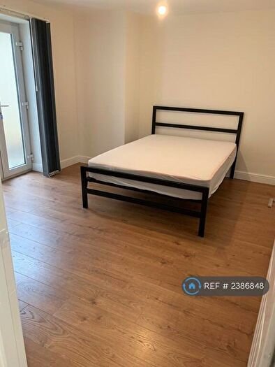 3 Bedroom Flat To Rent In Lidgett Lane, Leeds, LS17