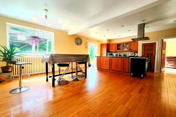 2 Bedroom Bungalow To Rent In Cockmannings Road, Orpington, BR5