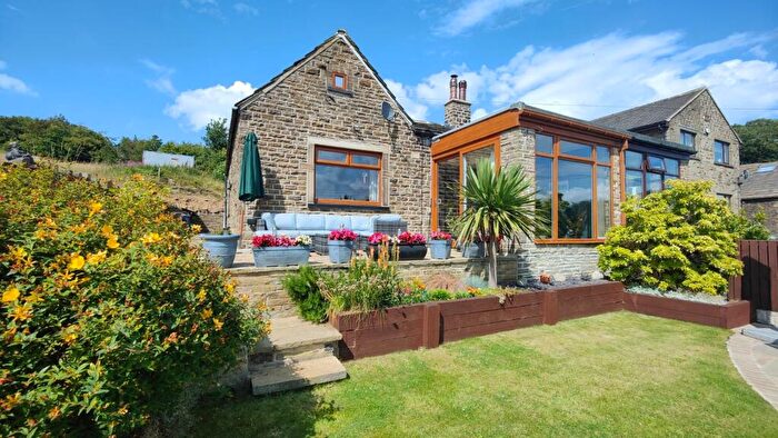 2 Bedroom Bungalow For Sale In Close Head, Bradford, BD13
