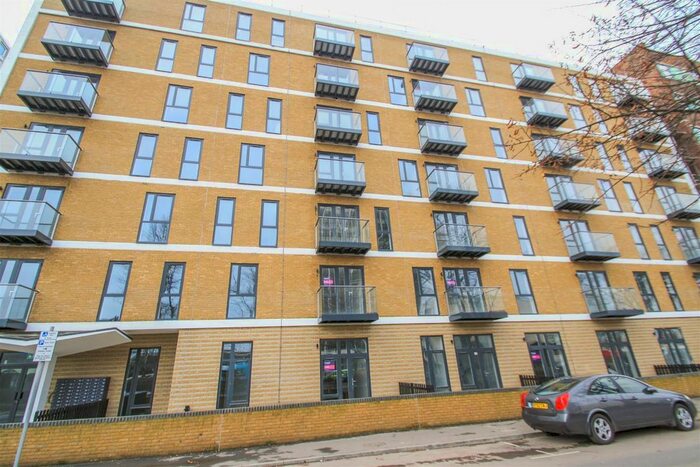 2 Bedroom Flat To Rent In Victoria Avenue, Southend-On-Sea, SS2