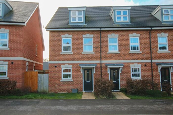 3 Bedroom End Of Terrace House For Sale In Oak Avenue, Wokingham, RG40