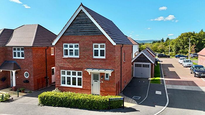 3 Bedroom Detached House For Sale In Woodpecker Drive, Kingsteignton, Devon, TQ12