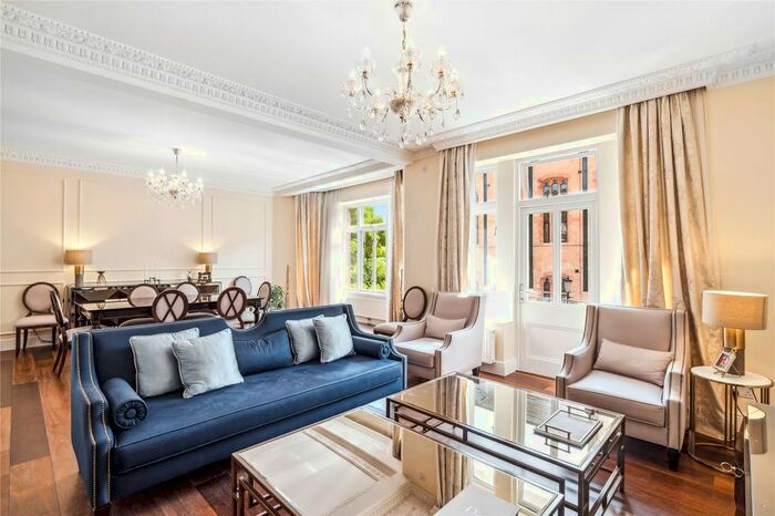 3 Bedroom Flat To Rent In Holland Park Court, Holland Park Gardens, London, W14