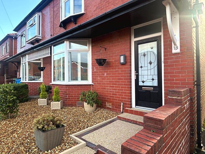 3 Bedroom Semi Detached House For Sale In Thornham Lane, Oldham, OL2