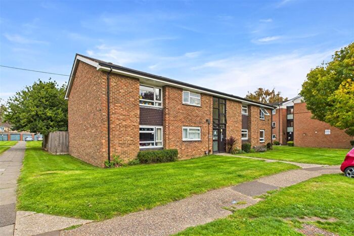 2 Bedroom Flat For Sale In Lennox Road, Chichester, PO19