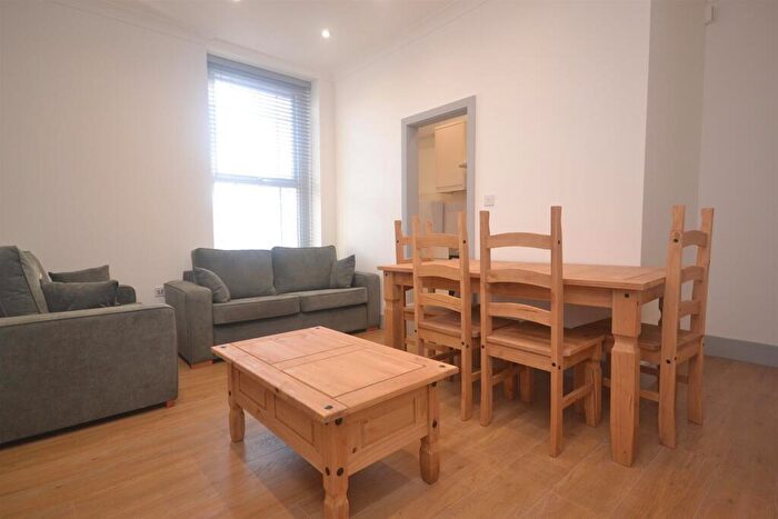 2 Bedroom Flat To Rent In London Road, Reading, Berkshire, RG1