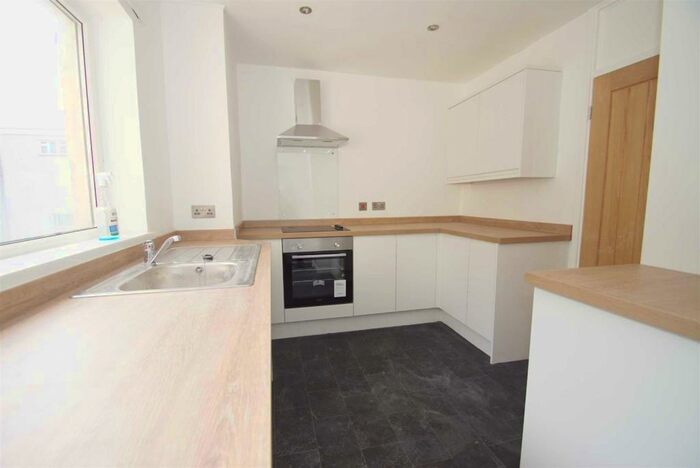 3 Bedroom Flat To Rent In Queenshill Avenue, Leeds, LS17