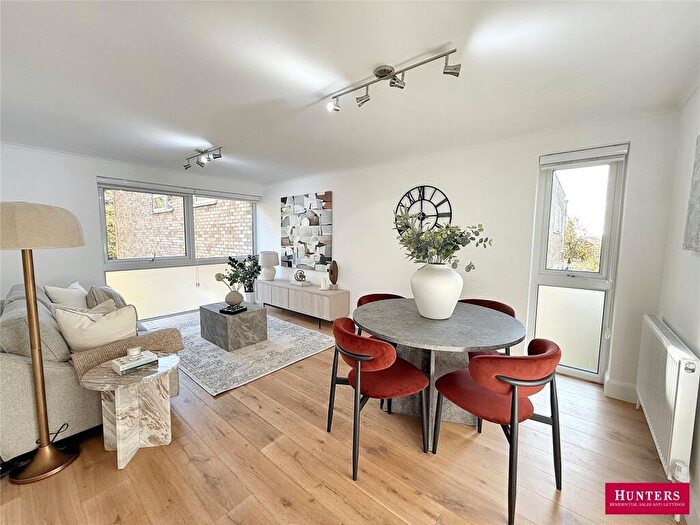 2 Bedroom Apartment For Sale In Sutherland Close, Barnet, EN5