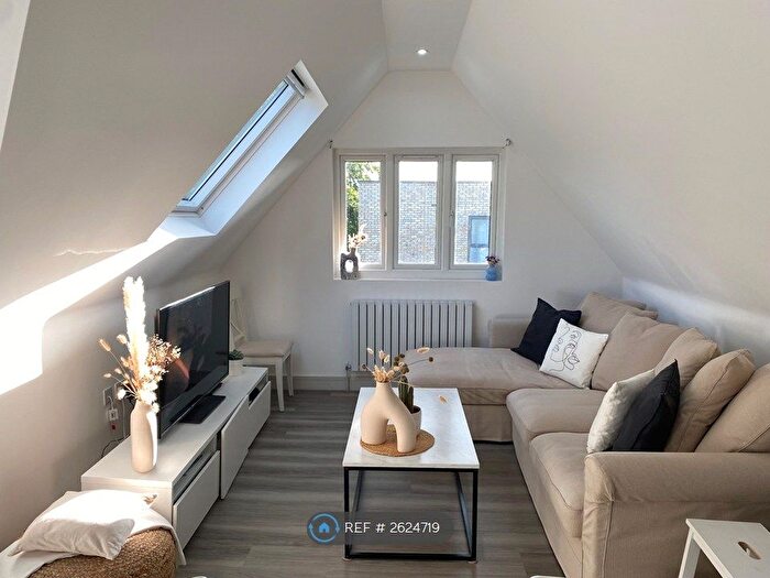 2 Bedroom Flat To Rent In West Hill, South Croydon, CR2