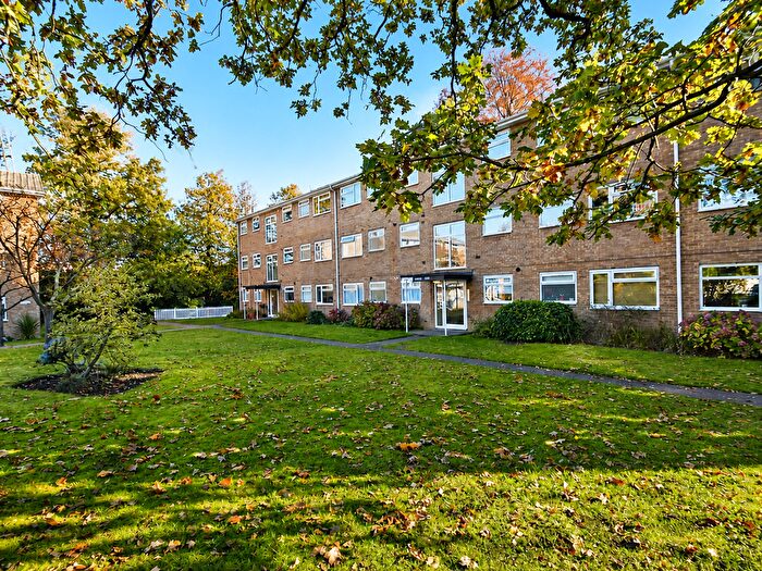 2 Bedroom Flat To Rent In Oakdene Court, Walton-On-Thames, KT12