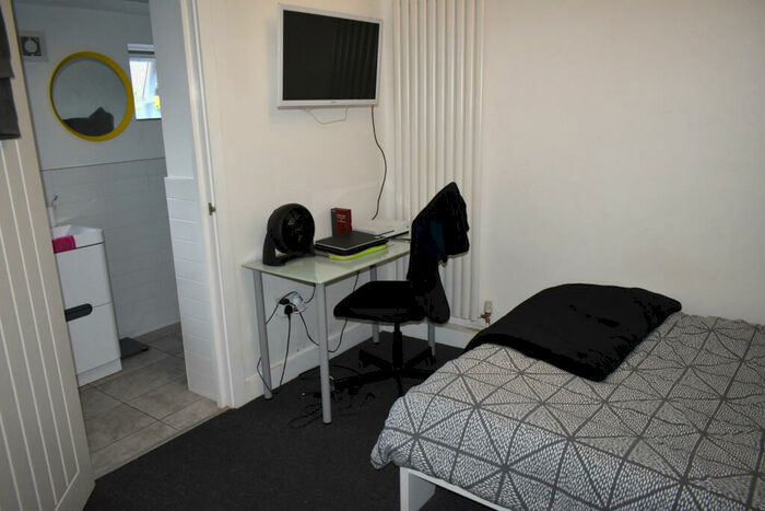 7 Bedroom Terraced House To Rent In Mackintosh Place, Cardiff, CF24