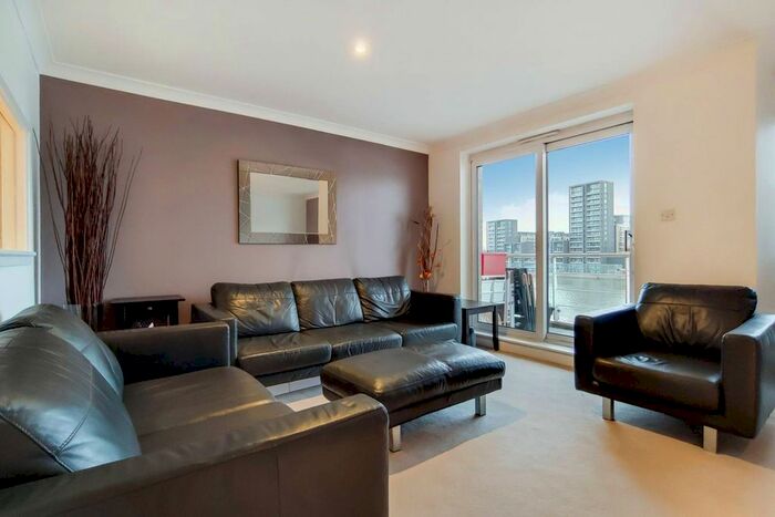 2 Bedroom Flat To Rent In Chatfield Road, Battersea, London, SW11