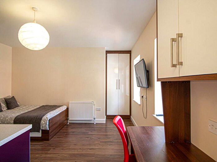 Apartment To Rent In Apt, Clarendon House #, LS2