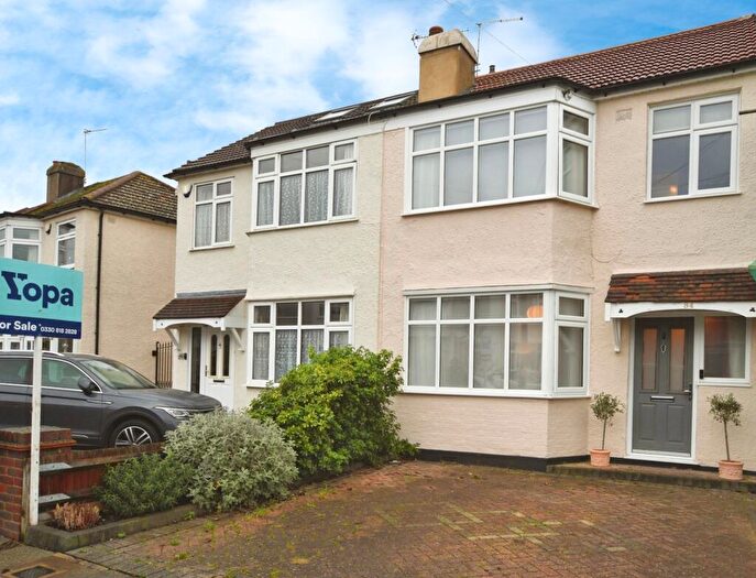 3 Bedroom Terraced House For Sale In Carnarvon Avenue, Enfield, EN1