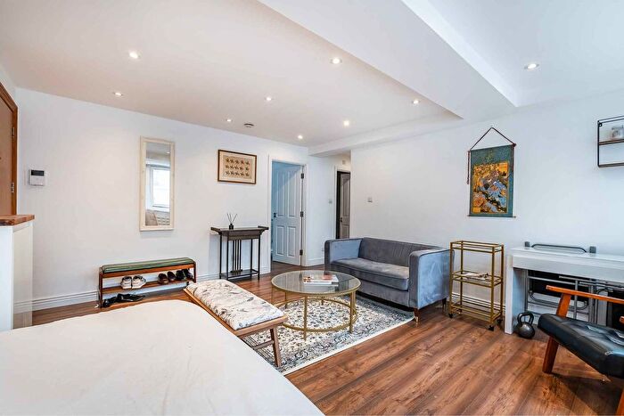 2 Bedroom Flat For Sale In Praed Street, London, W2