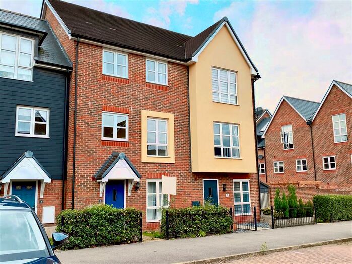 4 Bedroom House To Rent In Drewitt Place, Aylesbury, HP21