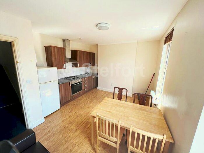 3 Bedroom Flat To Rent In West Ham Lane, London, E15