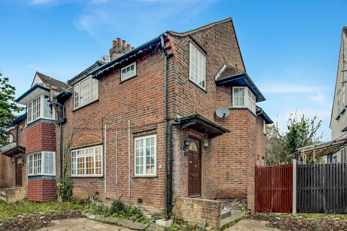 4 Bedroom Semi-Detached House To Rent In The Meadow Way, Harrow HA3