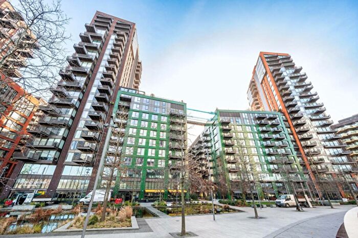 1 Bedroom Flat To Rent In Viaduct Gardens, Vauxhall, London, SW11