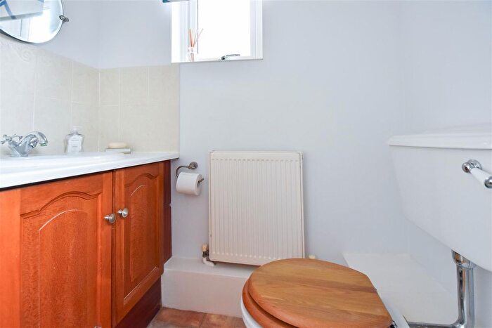 4 Bedroom Detached House For Sale In Moorescroft, Kelvedon Hatch, Brentwood, CM15