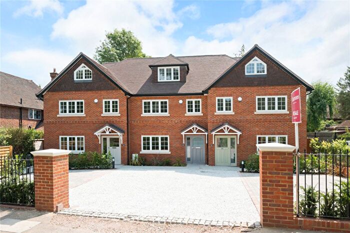 4 Bedroom Detached House For Sale In Oatlands Drive, Weybridge, Surrey, KT13