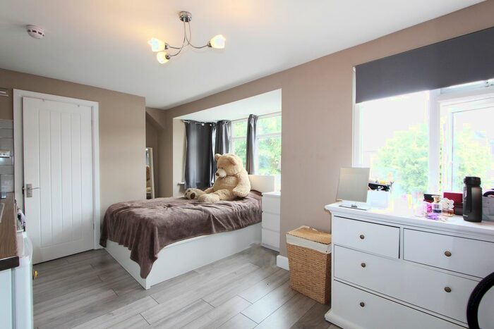 Studio To Rent In Hamilton Road, London, NW11