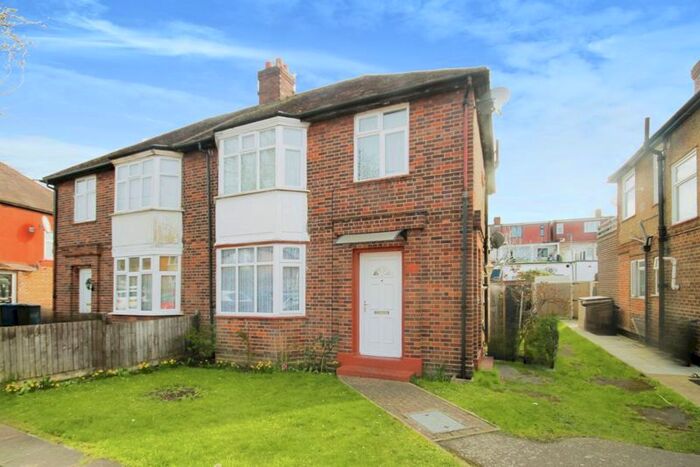 2 Bedroom Flat To Rent In Wordsworth Avenue, Greenford, UB6